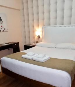 Postel nebo postele na pokoji v ubytování Hotel Alvear