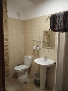 a bathroom with a toilet and a sink at Alojamientos Serra da Lastra in Villar de Silva