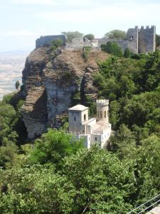 un castillo en la cima de una montaña con árboles en Leonardo, en Capaci