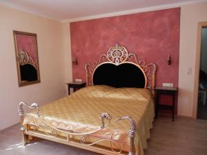 Ein Bett oder Betten in einem Zimmer der Unterkunft Schloßburg Reiserhof