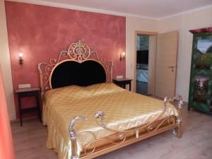 Ein Bett oder Betten in einem Zimmer der Unterkunft Schloßburg Reiserhof