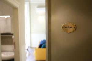 那不勒斯Vico Gelso Napoli的带有读取快乐周年纪念标志的门 更多32张照片