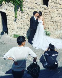 una novia y un novio besándose delante de una pared de piedra en Cappadocia Ozbek Stone House, en Göreme