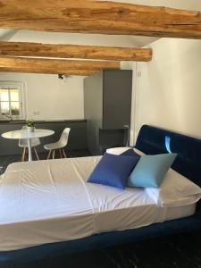 Ένα ή περισσότερα κρεβάτια σε δωμάτιο στο appartamenti e camere Hippy Chic