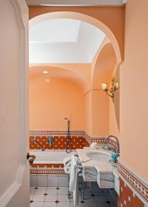 ein Bad mit einem Waschbecken und einem Spiegel in der Unterkunft Hotel Punta Regina in Positano