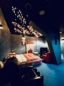 een slaapkamer met een bed met verlichting aan het plafond bij Hotel Sagano (Adult only) in Kyoto