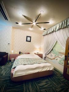 Een bed of bedden in een kamer bij Hotel Sagano (Adult only)