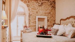 Un dormitorio con una cama con adornos navideños. en Hoşça kal Alaçatı en Alacati
