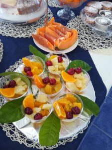 una tabella ricoperta di ciotole di frutta e verdura di Nido Colorato B&B a Fontane Bianche