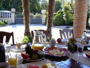 una mesa con un plato de fruta y zumo de naranja en Casa da Torre, O Rosal, en Rosal