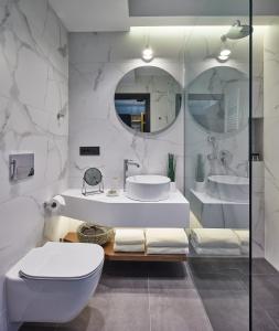 A bathroom at Λιθεία-Lithia Még 37 kép