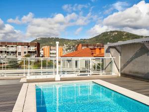 une piscine sur le toit d'un bâtiment dans l'établissement Adagio Nice Centre, à Nice