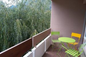 balcone con tavolo verde e 2 sedie di Mayenzett 33 a Leukerbad