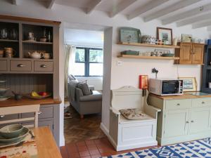 A kitchen or kitchenette at Clementine Cottage