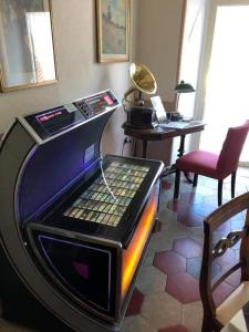 a video game system in a living room with a desk at B&B - La Corte D'Ivi in Collepardo