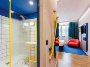 - une salle de jeux pour enfants avec une chaise rouge dans l'établissement Ibis Styles Madrid City Las Ventas, à Madrid