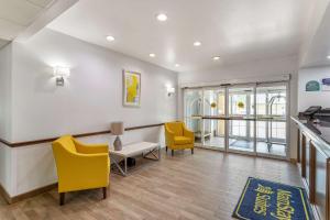 Posezení v ubytování MainStay Suites Port Arthur - Beaumont South