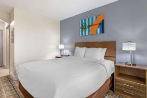 Postel nebo postele na pokoji v ubytování MainStay Suites Port Arthur - Beaumont South