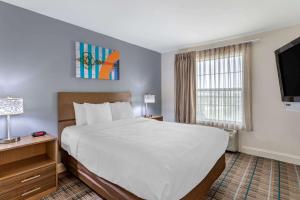 Postel nebo postele na pokoji v ubytování MainStay Suites Port Arthur - Beaumont South