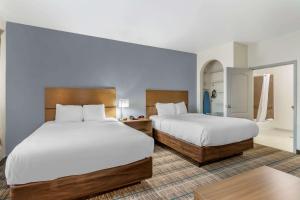 Postel nebo postele na pokoji v ubytování MainStay Suites Port Arthur - Beaumont South