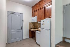 Kuchyň nebo kuchyňský kout v ubytování MainStay Suites Port Arthur - Beaumont South