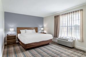 Postel nebo postele na pokoji v ubytování MainStay Suites Port Arthur - Beaumont South