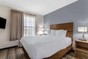 Postel nebo postele na pokoji v ubytování MainStay Suites Port Arthur - Beaumont South