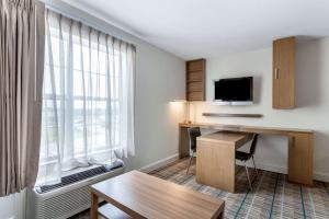 TV a/nebo společenská místnost v ubytování MainStay Suites Port Arthur - Beaumont South