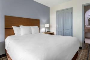 Postel nebo postele na pokoji v ubytování MainStay Suites Port Arthur - Beaumont South