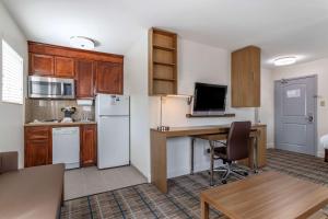 Kuchyň nebo kuchyňský kout v ubytování MainStay Suites Port Arthur - Beaumont South