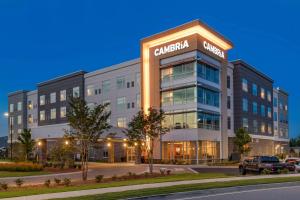 um edifício de escritórios com um sinal que diz hospital canadiano em Cambria Hotel Greenville em Greenville