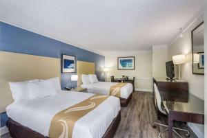 een hotelkamer met 2 bedden en een flatscreen-tv bij Quality Inn in Hampton