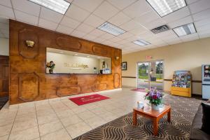 a lobby with a large wooden wall in a hospital at Econo Lodge Cullman in Cullman