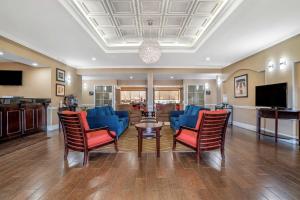マリアーナにあるComfort Inn & Suites Marianna I-10のリビングルーム(青い椅子、テーブル付)