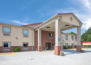 ein großes Gebäude mit einem großen in der Unterkunft Econo Lodge Inn & Suites in Rockmart