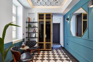 a hallway with a blue door and a table and chairs at Λιθεία-Lithia in Ioannina