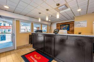 an office with a reception counter and a waiting room at Econo Lodge Beach and Boardwalk in Atlantic City