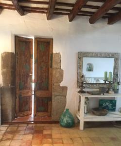Habitación con puerta de madera y espejo. en Más Figueres en Caldes de Malavella
