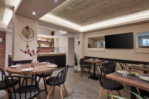 A seating area at Λιθεία-Lithia