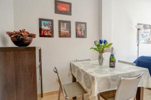 Nápoje v ubytování Parellades Apartment by Hello Homes Sitges