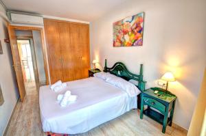 Postel nebo postele na pokoji v ubytování Parellades Apartment by Hello Homes Sitges