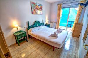 Postel nebo postele na pokoji v ubytování Parellades Apartment by Hello Homes Sitges