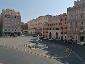 ulica z fontanną w środku miasta w obiekcie Bernini apartment w Rzymie