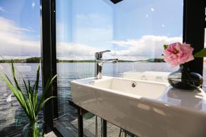 Phòng tắm tại Lake Hotel Lehmonkärki - Haasi Mirror Houses