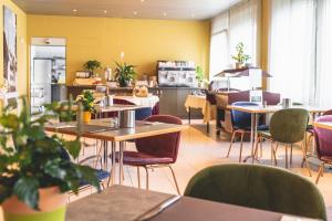 Restoran või mõni muu söögikoht majutusasutuses Tailormade Hotel STANS SÜD