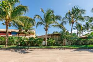 una casa en la playa con palmeras en Casa do Pescador, en Praia do Espelho