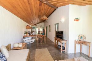 una sala de estar con un sofá y una mesa en Casa do Pescador, en Praia do Espelho