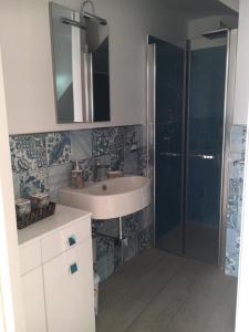 A bathroom at Casa Caterina Deluxe Sorrento Coast