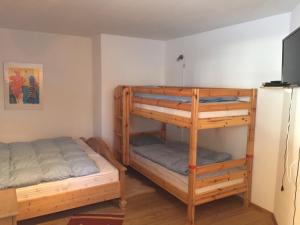 Bunk bed o mga bunk bed sa kuwarto sa Filzsteinalpe Hochkrimml