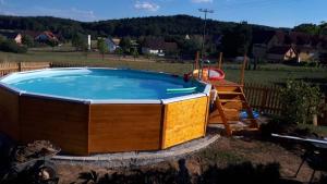 una gran piscina en un patio con un tobogán en Ferienwohnungen Wastl Fränkische Schweiz, en Hiltpoltstein
